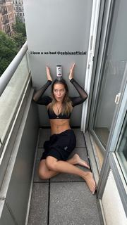 Olivia Ponton feet photo thumbnail