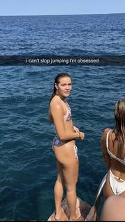 Olivia Ponton feet photo thumbnail