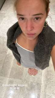 Olivia Ponton feet photo thumbnail