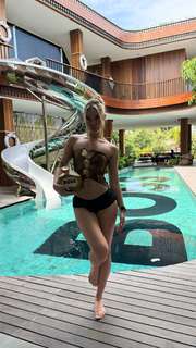 Olivia Ponton feet photo thumbnail