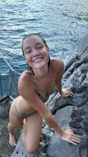 Olivia Ponton feet photo thumbnail