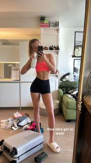 Olivia Ponton feet photo thumbnail