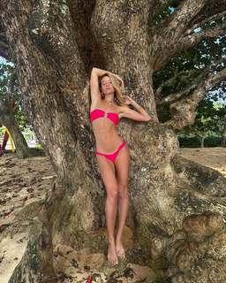 Olivia Ponton feet photo thumbnail