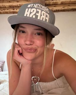 Olivia Ponton feet photo thumbnail