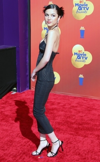 Olivia Rodrigo feet photo thumbnail
