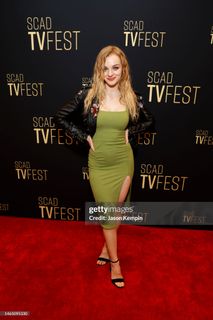 Olivia Rose Keegan feet photo 9