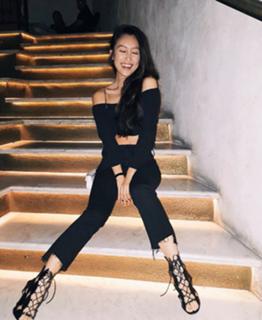 Olivia Sui feet photo thumbnail