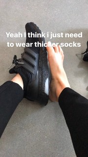 Olivia Sui feet photo thumbnail