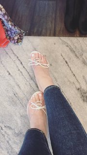 Olivia Sui feet photo thumbnail