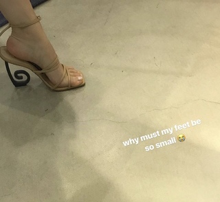 Olivia Sui feet photo thumbnail