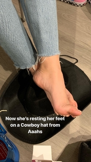 Olivia Sui feet photo thumbnail