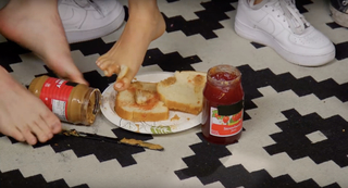 Olivia Sui feet photo thumbnail