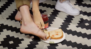 Olivia Sui feet photo thumbnail