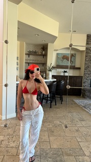 Olivia Sui feet photo thumbnail