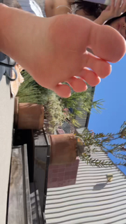 Olivia Sui feet photo thumbnail