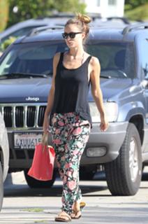 Olivia Wilde feet photo thumbnail