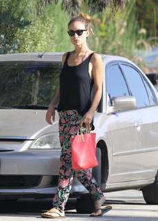 Olivia Wilde feet photo thumbnail