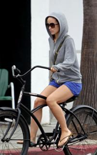 Olivia Wilde feet photo thumbnail