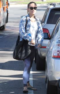 Olivia Wilde feet photo thumbnail