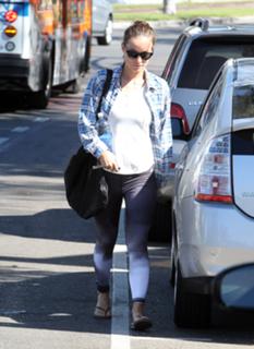 Olivia Wilde feet photo thumbnail