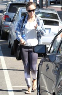 Olivia Wilde feet photo thumbnail