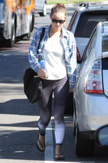 Olivia Wilde feet photo thumbnail