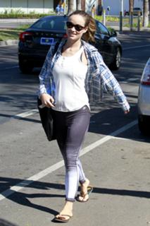 Olivia Wilde feet photo thumbnail