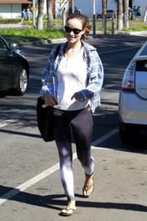 Olivia Wilde feet photo thumbnail