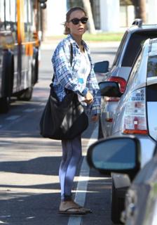 Olivia Wilde feet photo thumbnail