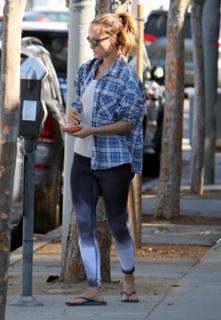 Olivia Wilde feet photo thumbnail