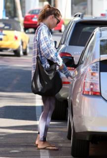 Olivia Wilde feet photo thumbnail