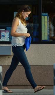 Olivia Wilde feet photo thumbnail