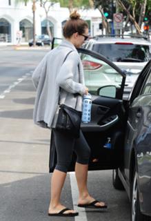 Olivia Wilde feet photo thumbnail