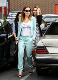 Olivia Wilde feet photo thumbnail