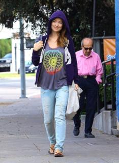Olivia Wilde feet photo thumbnail