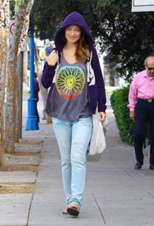 Olivia Wilde feet photo thumbnail