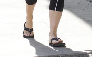 Olivia Wilde feet photo thumbnail