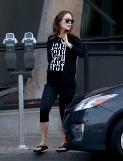 Olivia Wilde feet photo thumbnail