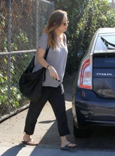 Olivia Wilde feet photo thumbnail