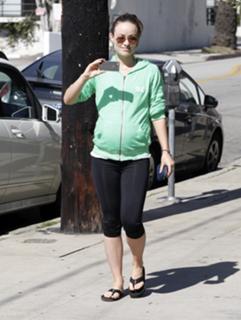 Olivia Wilde feet photo thumbnail