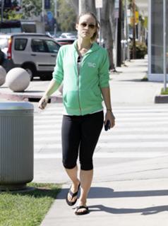 Olivia Wilde feet photo thumbnail