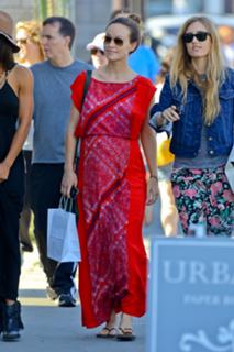 Olivia Wilde feet photo thumbnail