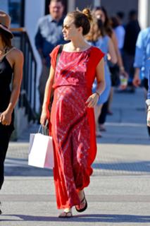 Olivia Wilde feet photo thumbnail