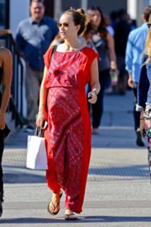 Olivia Wilde feet photo thumbnail