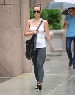 Olivia Wilde feet photo thumbnail