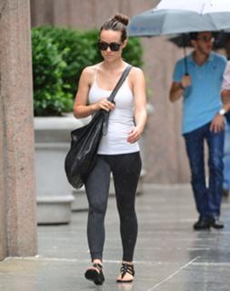 Olivia Wilde feet photo thumbnail