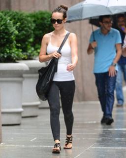 Olivia Wilde feet photo thumbnail