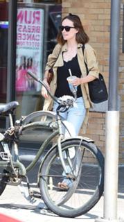 Olivia Wilde feet photo thumbnail