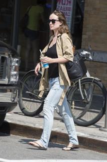 Olivia Wilde feet photo thumbnail