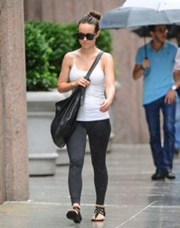 Olivia Wilde feet photo thumbnail